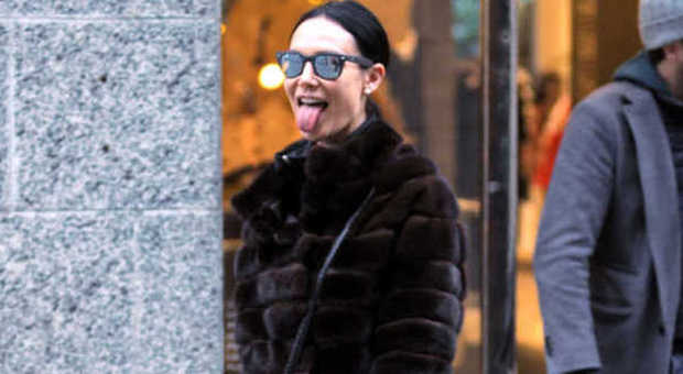 Nicole Minetti, shopping coi saldi a Milano: ​si arrabbia e fa la linguaccia al paparazzo