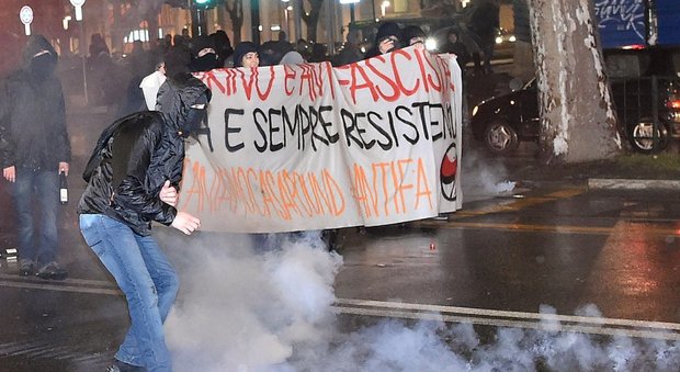 Torino, i sindacati di polizia: «Antifascisti? No, questi sono delinquenti»