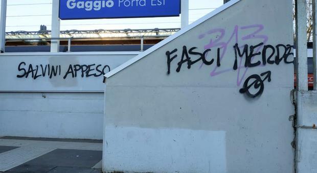 «Salvini appeso»: minacce sul muretto della stazione ferroviaria
