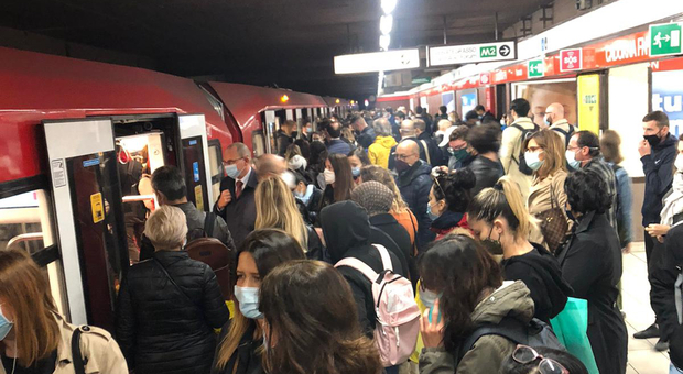 Milano, Cadorna ore 8: «Troppi sul metrò». L'accusa di un consigliere di FI. Atm: «Rispettata capienza dell'80%»