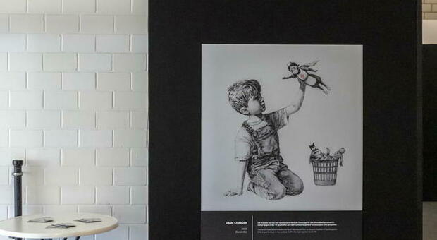 Banksy all'asta, il quadro in vendita per raccogliere fondi per gli ospedali: l'omaggio al personale sanitario