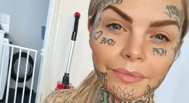 Ha 14 tatuaggi sul volto. «La gente cambia strada quando mi vede, ma sono una buona mamma»