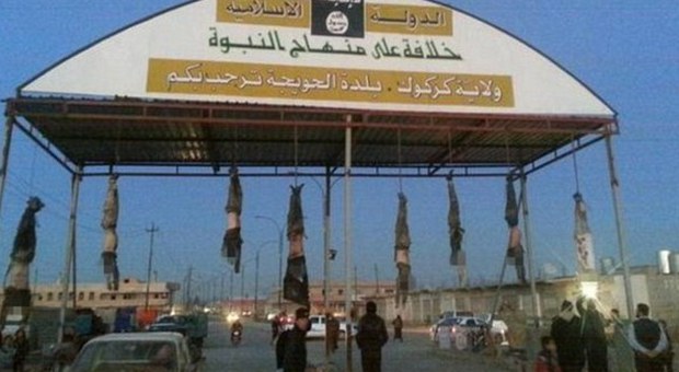 Isis, cadaveri appesi a testa in giù ed esposti in strada a Kirkuk
