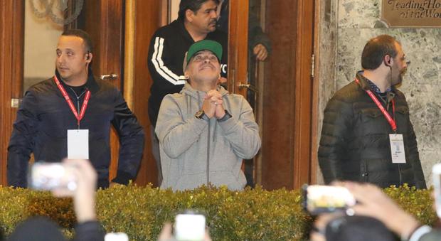 Maradona sul Lungomare di Napoli Folla di tifosi in attesa
