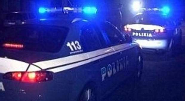 Lite stradale degenera: 18enne prende a calci e pugni un poliziotto