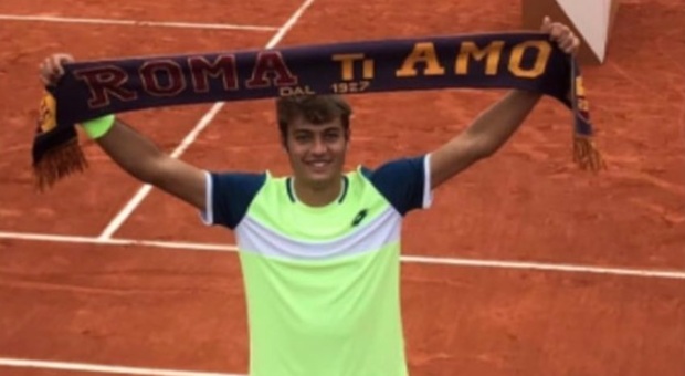 Cobolli vince il Roland Garros juniores ed esulta con la sciarpa della Roma