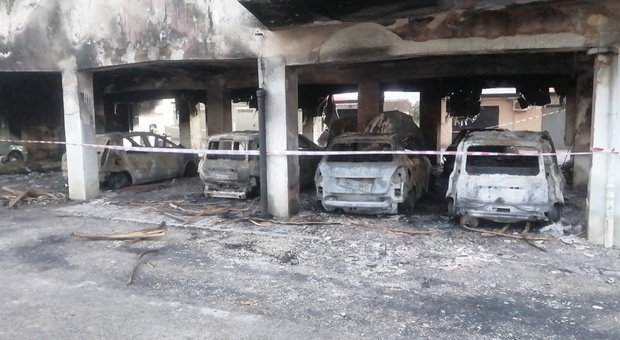 Capua, guerriglia per lo spaccio: otto auto in fiamme alle palazzine Iacp