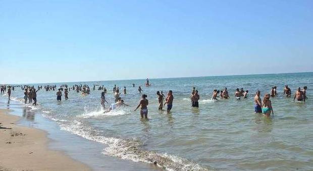 Tuffo in mare con i nipotini: 72enne muore in spiaggia