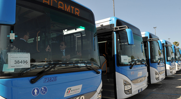 Salerno, De Luca consegna 52 nuovi bus: «Grande impegno»