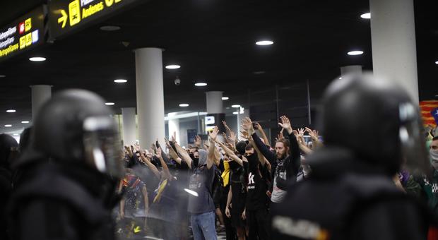Catalogna, condannati i leader indipendentisti: proteste e scontri a Barcellona, aeroporto in tilt