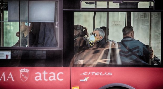 Pochi posti sui bus: 50mila passeggeri rischiano di restare a piedi
