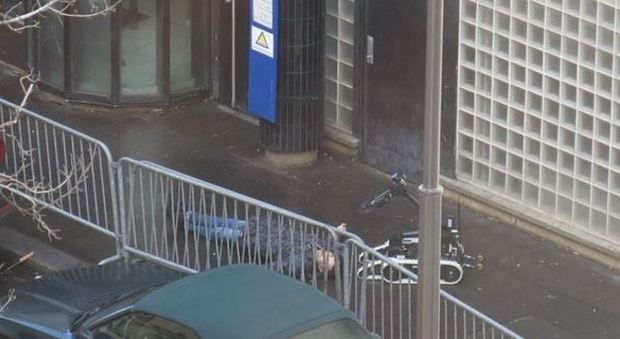 Parigi, uomo con finta cintura esplosiva in commissariato: ucciso. Urlava Allahu Akbar