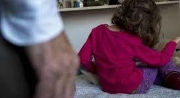 Roma, padre orco offriva figlia disabile ai pedofili: rinviato a giudizio