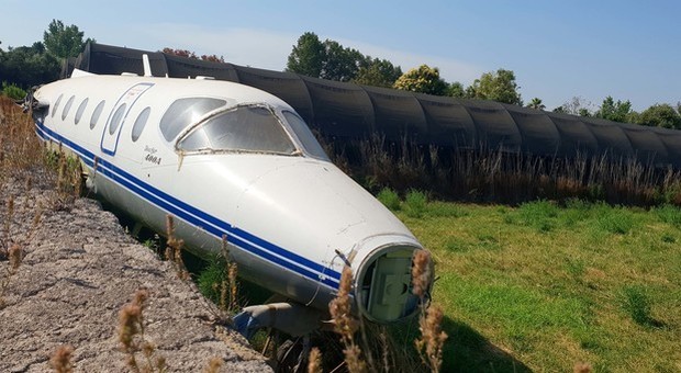 Napoli, l’aereo abbandonato nel campo di broccoli: «È solo parcheggiato»