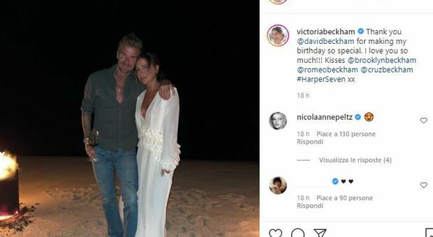 Victoria Beckham, romantico falò in spiaggia con marito e figli per i 47 anni. Con gli auguri della Spice sister Emma e della "nuora" Nicole