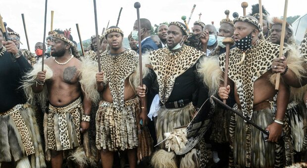 Sudafrica, faida in famiglia per il trono zulu: il principe Misizulu nominato re