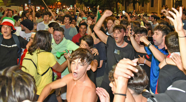Ragazzi festeggiano la vittoria contro la Spagna
