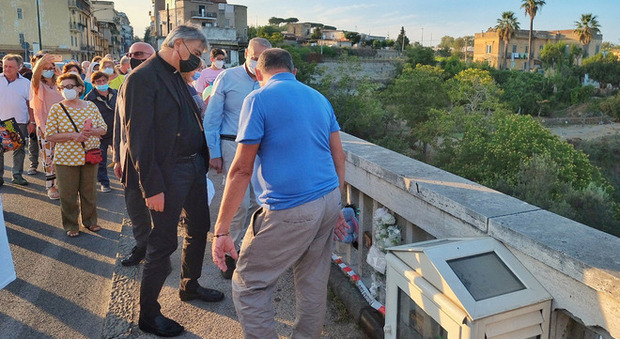 Suicidi a Napoli, il vescovo Battaglia sul ponte di San Rocco: «Lotto con voi, fermiamo questa strage»