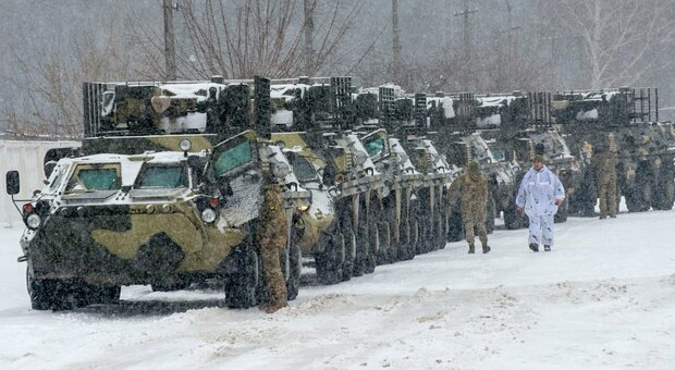 Gli Usa: la Russia aumenta le truppe al confine, così si arriva a migliaia di vittime. Ucraina: non credete a visioni apocalittiche