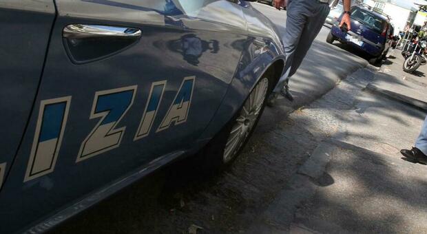 Napoli, rubano un’auto e fuggono all’alt in via Manzoni: un arresto e un fermo