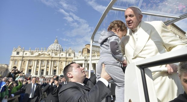 Papa Francesco contro il pessimismo: «La speranza ci salva dalle tempeste»