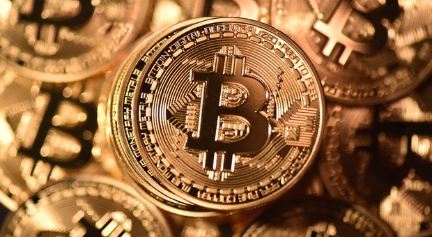Bitcoin, Facebook vieta gli spot sulle criptovalute