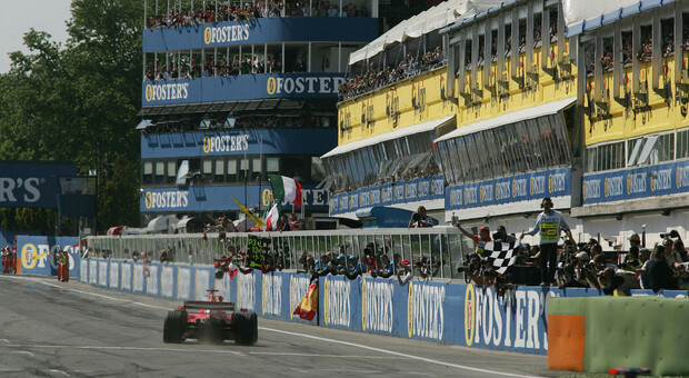 L'arrivo del GP di San Marino 2006 a Imola con la vittoria di Michael Schumacher su Ferrari