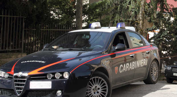 Si consegna ai carabinieri: «Arrestatemi, non voglio più fare uso di droga»