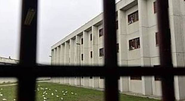 Il detenuto suicida «pestato su ordine delle guardie»: otto indagati
