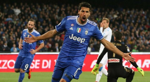 Khedira lascia la Juventus: a giorni l'ufficialità. Douglas Costa offerto a tre club