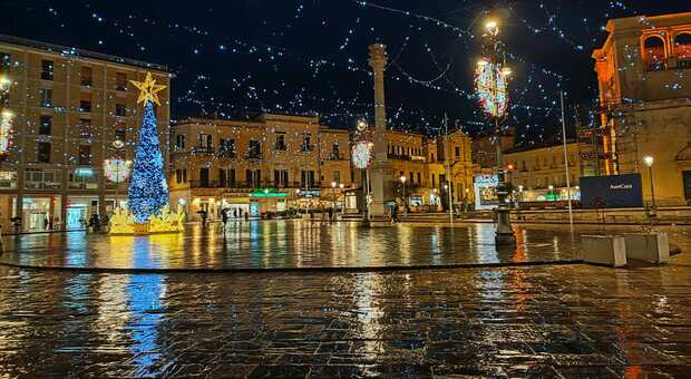 Lecce, acceso l'albero di Natale in Piazza Sant'Oronzo