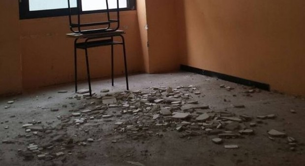 Crolla il soffitto a scuola, feriti due 13enni: travolti dai calcinacci