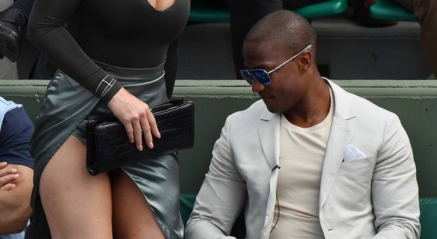 Effusioni in tribuna a Roland Garros: Lindsey Vonn mostra l'intimo e il siparietto è hot