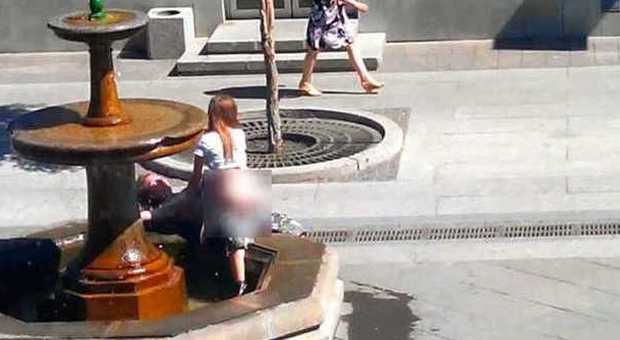 Sesso in pubblico sdraiati su una fontana: il video-scandalo diventa virale