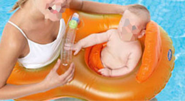 Cacciata dalla piscina dopo aver allattato il figlio: «Sporca l'acqua»