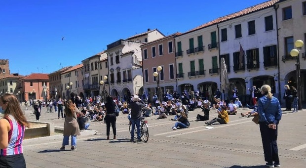 Piazza Ferretto a Mestre, la protesta dei commercianti esclusi dalla ripartenza