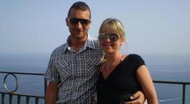 Luca Giustini, 34 anni, con la moglie Sara, 32
