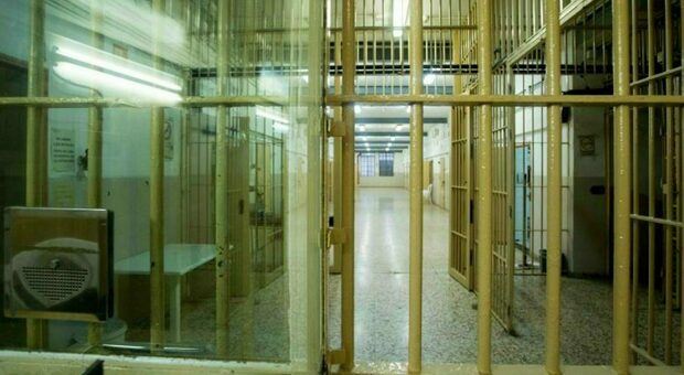 Bari, detenuto trascina un'operatrice nel ripostiglio e tenta di violentarla: paura in carcere