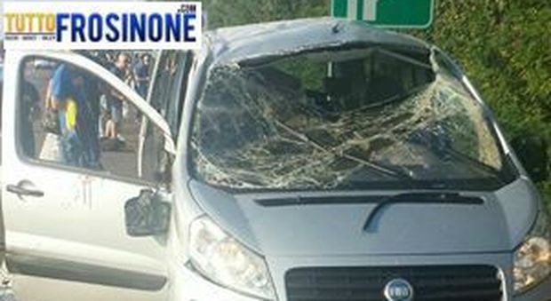 Si ribalta in autostrada pulmino con i tifosi del Frosinone diretti a Verona: 9 feriti, uno grave