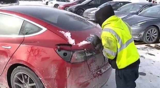 Tesla, decine di auto elettriche bloccate per il freddo a Chicago: «Un cimitero di robot»