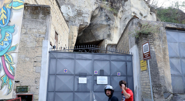 Napoli, «piovono» pezzi di tufo: chiude il cimitero delle Fontanelle