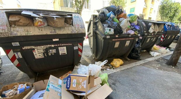 Roma, valigetta con 20 kg di droga trovata fra i rifiuti dall’Ama in via Tuscolana: ipotesi di uno scambio saltato