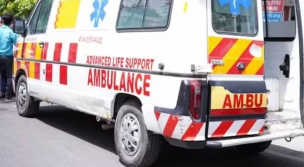 Uomo dichiarato morto "resuscita" in ambulanza: il mezzo colpisce una buca e l'uomo si rianima