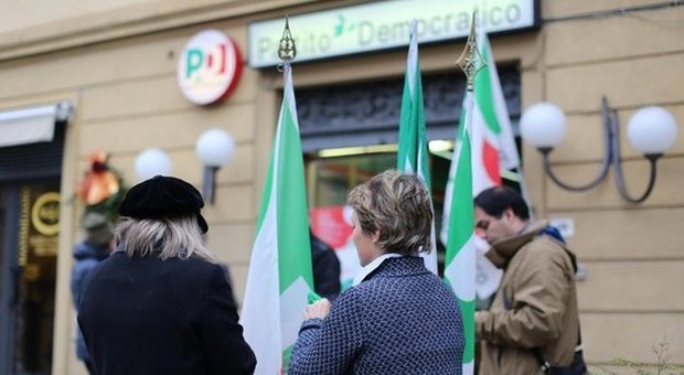 Il Pd torna in piazza: oltre duemila banchetti in strada per "Italia coraggio"