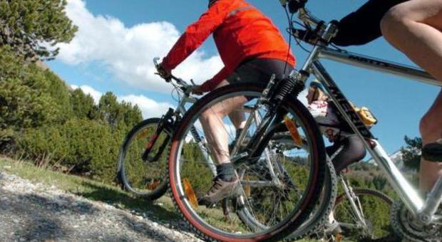 «La bici o ti accoltello»: agguati sui colli per rubare le mountain bike