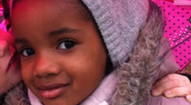 Crisi d'asma mentre torna a casa dal funerale della mamma: muore a 11 anni