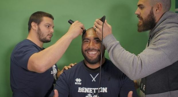 Rugby, i giocatori della Benetton si rasano a zero per il compagno malato di tumore