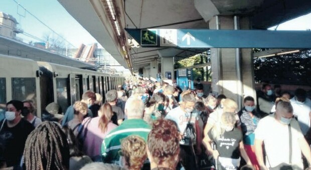 Roma-Lido senza treni, il piano di emergenza: «Bus sulla Colombo»