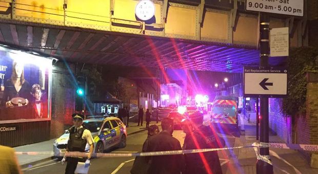 Tre accoltellati a Parsons Green, la metro londinese dell'attentato: un morto