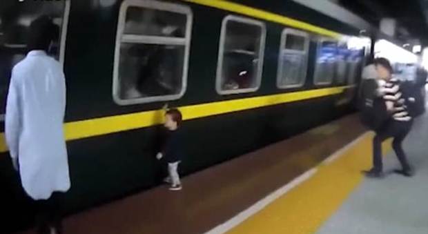 Bambina di due anni scivola tra la banchina e il treno in partenza: panico il stazione. Il video choc